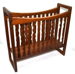 Mid-Century Nussbaum Zeitungsständer von Arthur Umanoff für Washington Woodcraft - Bild 1 von 9