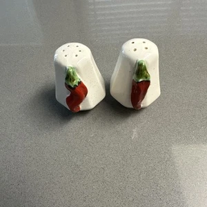Salero y pimentero de cerámica con chiles al lado - Imagen 1 de 5