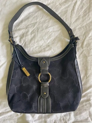 Cartera de hombro Chaps Ralph Lauren negra con monograma jacquard solapa a presión  Foto 1 de 4