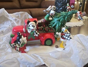 Disney Parks Mickey and Friends beleuchtete rote Truck-Figur Weihnachten Neu im Karton - Bild 1 von 5