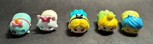 Disney Tsum Tsum Figurine in Vinile Set di 5 Stitch Marie Alice Tinker Bell & Joy C - Foto 1 di 6