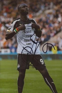 NEWCASTLE: PAPISS CISSE FIRMADA 6x4 FOTO DE ACCIÓN + CERTIFICADO DE AUTENTICIDAD - Imagen 1 de 1