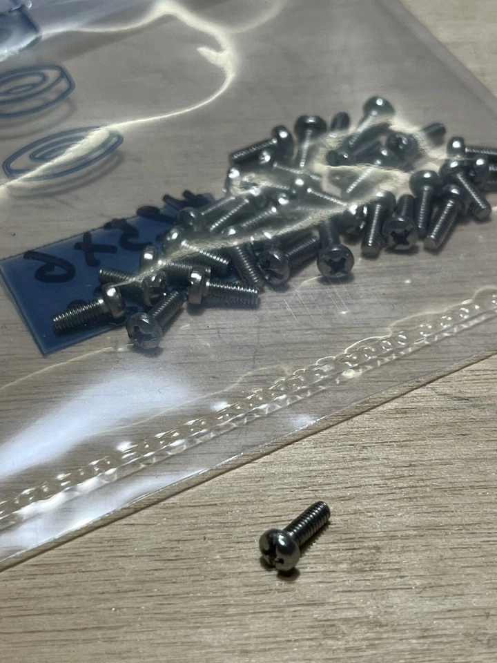 VITE ACCIAIO INOX M2,5X6 TESTA CILINDRICA BOMBATA DOPPIA IMPRONTA 30PZ. - Immagine 1 di 1