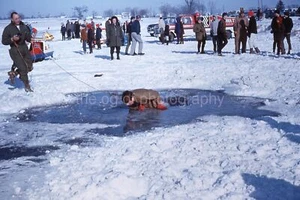 Foto DIAPOSITIVA BOY SCOUTS RESCATE EN HIELO AÑOS 60 35mm Original AUTO 36 T 7 P - Imagen 1 de 1