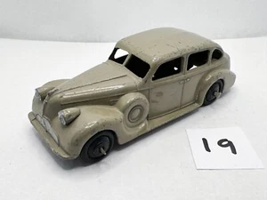 RARE VINTAGE DINKY TOYS # 39D BUICK VICEROY SALOON DIECAST MODEL CAR FAWN 1947 - Picture 1 of 5