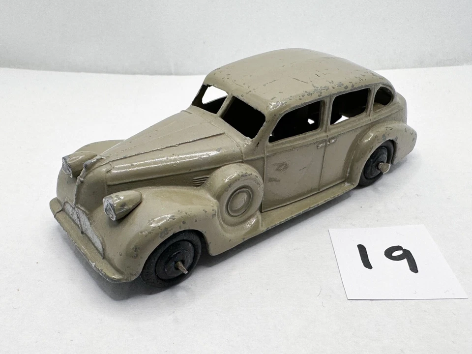 RARO VINTAGE DINKY TOYS # 39D BUICK VICE-REI SALÃO MODELO FUNDIDO CARRO FAWN 1947 - Imagem 1 de 4