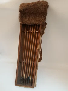 Carcaj de piel de ciervo hecho a mano vintage + 7 ejes de madera + flechas de plumas - Imagen 1 de 23