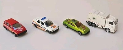 Lote aleatorio de cuatro coches diecast - Departamento de Bomberos, Policía, Camión de Basura y CLK Foto 1 de 4