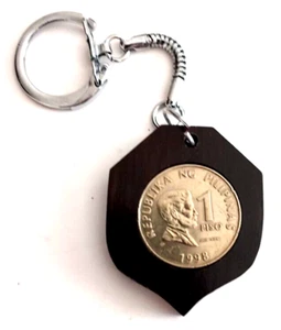 1998 1 Piso Philipinas Coin & KeyChain - Picture 1 of 3