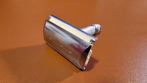 VINTAGE 1968 GILLETTE TECH TRAVEL SAFETY RAZOR - GREAT SHAPE - Picture 1 of 4