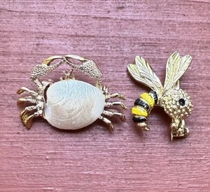90s Vintage Gerry's Crab & Bee Pin Brooch Gold Tone Rhinestone Shell Beach - Picture 1 of 5