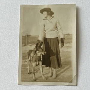 Fotografía instantánea sepia vintage mujer con nota de sabueso lobo alemán en la parte posterior - Imagen 1 de 10