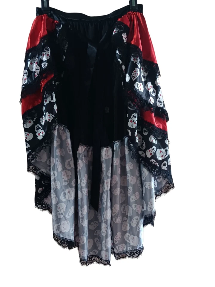 Corbata Día de Muertos en bustle usada con velo Foto 1 de 4