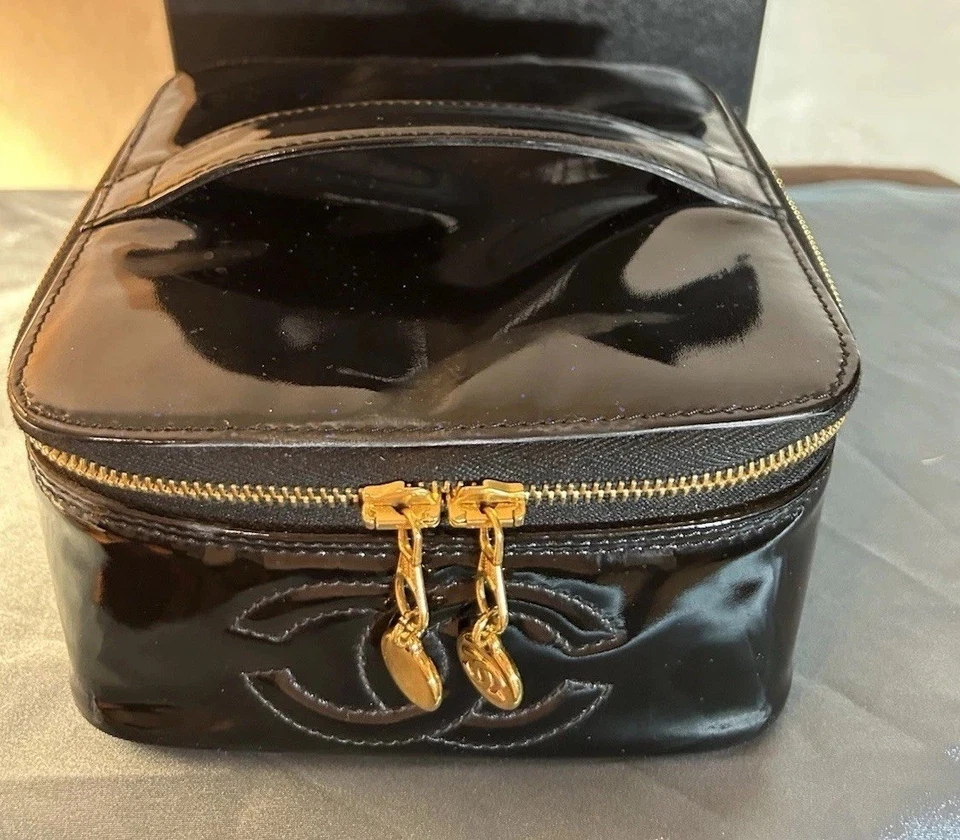 FUNDA COSMÉTICA CHANEL CHAROL NEGRO, Bolso Pequeño, Joyero Foto 1 de 4