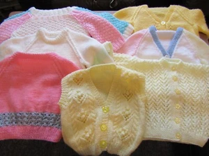 CARDIGAN E MAGLIONI BAMBINI ASSORTITI NUOVI LAVORATI A MANO ETÀ 3-6 MESI. - Foto 1 di 25