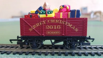 Hornby R6777 7-plank wagon Christmas 2016 with present load, burgundy, boxed - Image 1 of 4