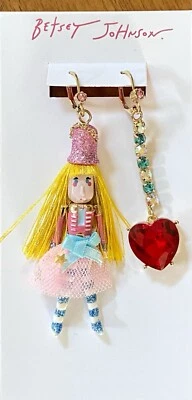 PENDIENTES BETSEY JOHNSON CASCANUECES RUBIA NIÑA SOMBRERO DESAJUSTE CUELGA CORAZÓN ROJO NUEVOS Foto 1 de 4