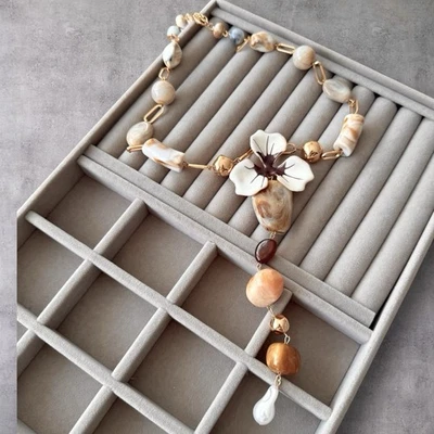 Collar estilo flores y piedras Zara | Joyería llamativa tonos neutros Foto 1 de 4