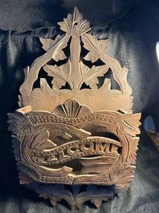 Revista victoriana de nogal bolsillo de pared con motivo de hoja tallada bienvenida - Imagen 1 de 8