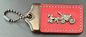 Coach Hängeetikett Leder Pferd & Kutsche Taschenanhänger Anhänger rot weiß - Bild 1 von 2