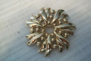 Monet Vintage Brooch WREATH TYPE - GOLD TONE - SIGNED - Picture 1 of 2
