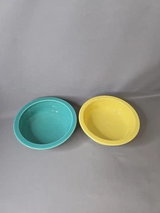 2 ciotole da portata rotonde nuove con scatola Homer Laughlin 8 1/4” Fiesta turchese, giallo - Foto 1 di 11