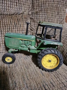 Vintage John Deere Tractor Generation II Cab Tractor 1/16 Cast Iron Die Cast - Picture 1 of 9