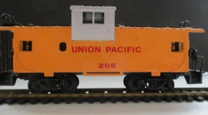 H.O. UNION PACIFIC CABOOSE BONITA PERO FALTA CHIMENEA - Imagen 1 de 6