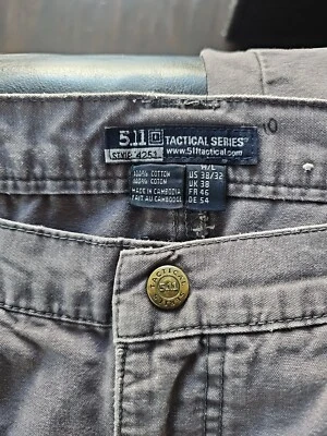 Dos pares de pantalones cargo 5.11 Tactical Series verde gris talla 38 x 32 y 40 x 32  Foto 1 de 4