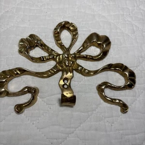 Colgador de pared vintage de diseño de cinta de arco de latón macizo con gancho de 5 1/2" de largo - Imagen 1 de 8