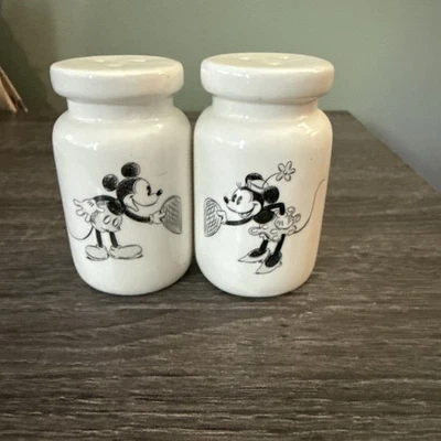 Salero y pimentero clásico de Mickey y Minnie de Disney  Foto 1 de 4