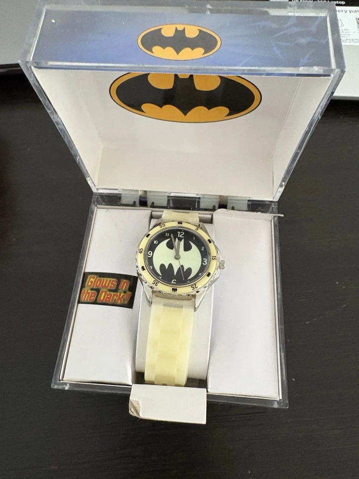 Reloj Batman Accutime TM y DC Comics correa de silicona blanca BAT9004 brilla en la oscuridad Foto 1 de 3