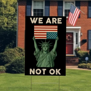 Politischer Aktivismus Hofschild - "We Are Not OK" mit umgedrehter amerikanischer Flagge  - Bild 1 von 4