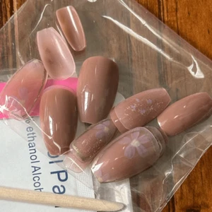 24 Pieces Press On Nails Purple Flowers Nude Light Brown Nails Medium Almond - Picture 1 of 7