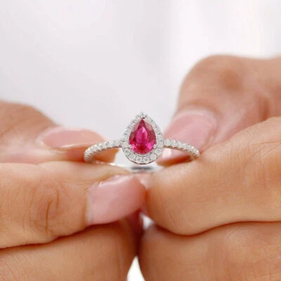 Anillo de compromiso con halo de rubí rojo creado en laboratorio corte pera de 1,50 quilates enchapado en oro blanco de 14 quilates Foto 1 de 4