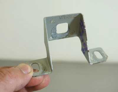 Soporte de montaje guardabarros delantero derecho izquierdo Porsche Cayenne 2003-2010 7L5821161 Foto 1 de 4