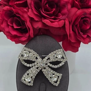 Weiss Crystal Bow Brooch Pin Rhinestone Sparkling Silver Tone Festive Coquette - Picture 1 of 9