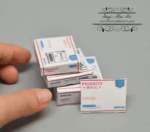 Juego de cuatro buzones de correo prioritarios 1:12 para casa de muñecas USPS - Imagen 1 de 4