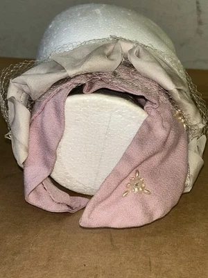 Fascinador estilo damas pequeñas vintage con tapa de red beige sobre tela rosa Foto 1 de 4