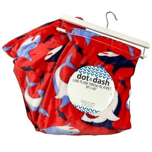 Dot & Dash rot und blau Plüsch Hai Print Überwurf Decke Neu mit Etikett - Bild 1 von 3