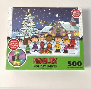 RoseArt Peanuts puzzle 500 pezzi luci natalizie poster Snoopy nuovo - Foto 1 di 9
