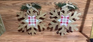 Neu mit Etikett zwei dekorative Schneeflocken aus Holz - hängen am Seil - kariert je 12 Zoll - Bild 1 von 5