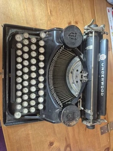 Underwood Antique Typewriter - seems in a Nice Condition - Picture 1 of 2