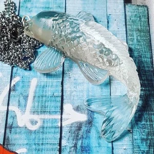 Einzigartige KRISTALL KOI HALSKETTE Fisch MINIATUR Karpfen LUCKY Handarbeit HARZ ANHÄNGER - Bild 1 von 1