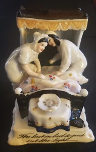 Staffordshire Porzellan Figur Figur The Last In Bed To Put Out The Light - Bild 1 von 20