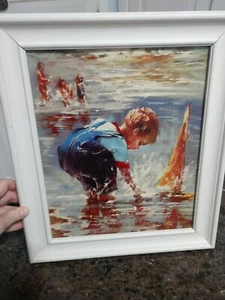 Holzgerahmter Kunstdruck Junge mit Segelboot am Strand - Bild 1 von 4