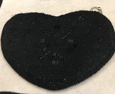 ANTIGUO CLUTCH CON FORMA DE CORAZÓN PEQUEÑO CON CUENTAS NEGRAS-HECHO EN CHECOSLOVAQUIA Foto 1 de 4