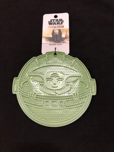 Disney STAR WARS The MANDALORIAN Grogu in Hover Pram Cookware Silicone Trivet - Picture 1 of 2