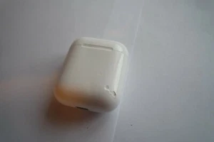 Oryginalne etui ładujące Apple AirPods 2. lub 1. tylko - białe w pełni działające A1602 - Zdjęcie 1 z 6