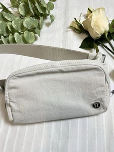 NUEVO CON ETIQUETAS $49 Bolso Cinturón Lululemon Everywhere 1L (7.5”x2”x5”) - HUESO - Imagen 1 de 9